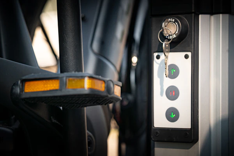 Saris Door County Motorized Lift E-bike Hitch Rack W/ Lights 2-bike-4