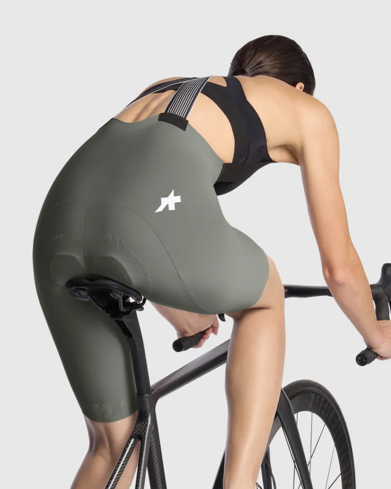 Assos DYORA R Bib Shorts S11: Edge Green-3
