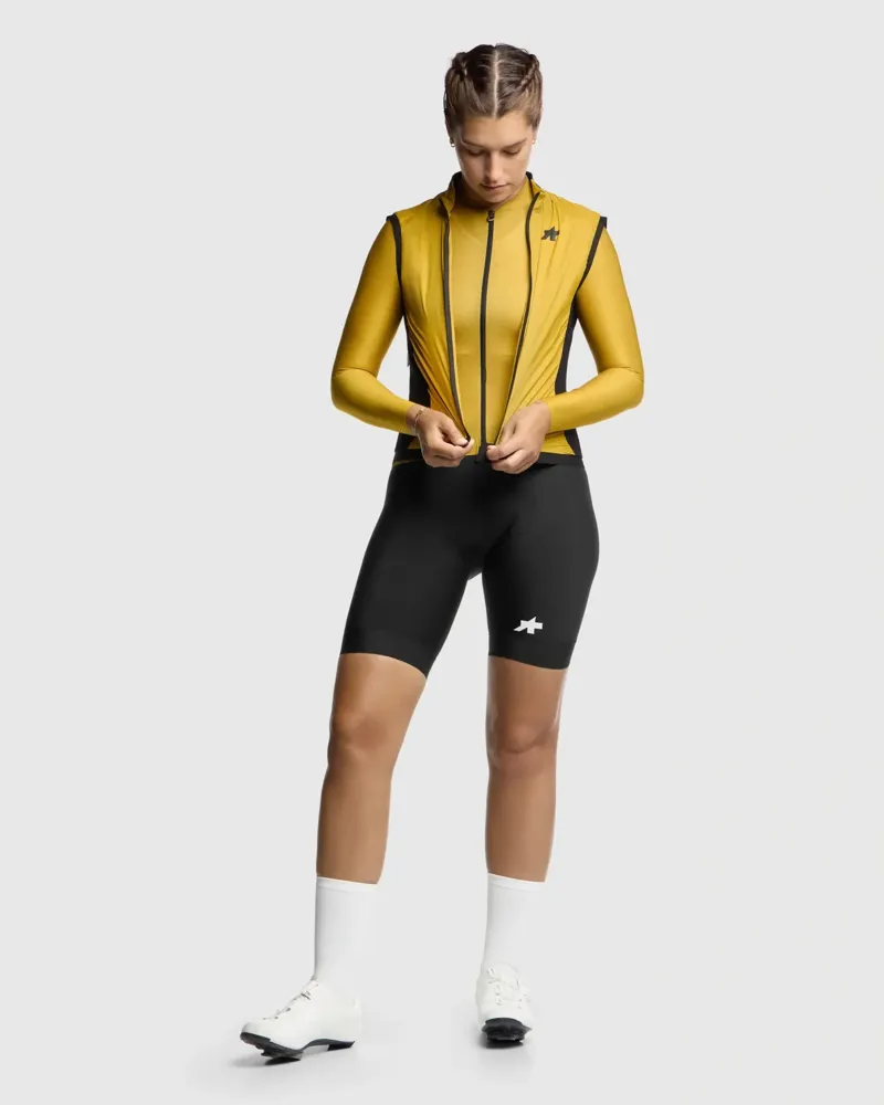 Assos UMA GT Wind Vest S11 in Golden Yellow-5