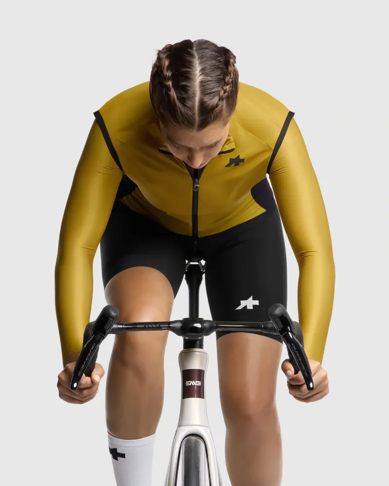 Assos UMA GT Wind Vest S11 in Golden Yellow-6